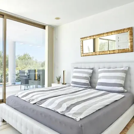 בית נופש Luxury Villa Nice With - Pool-Gym